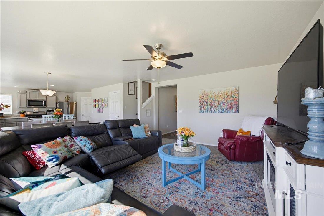 8132 S Red Shine Ave, Boise, Idaho 83709, 4 Bedrooms, 2.5 Bathrooms, Residential For Sale, Price $499,900,MLS 98997560