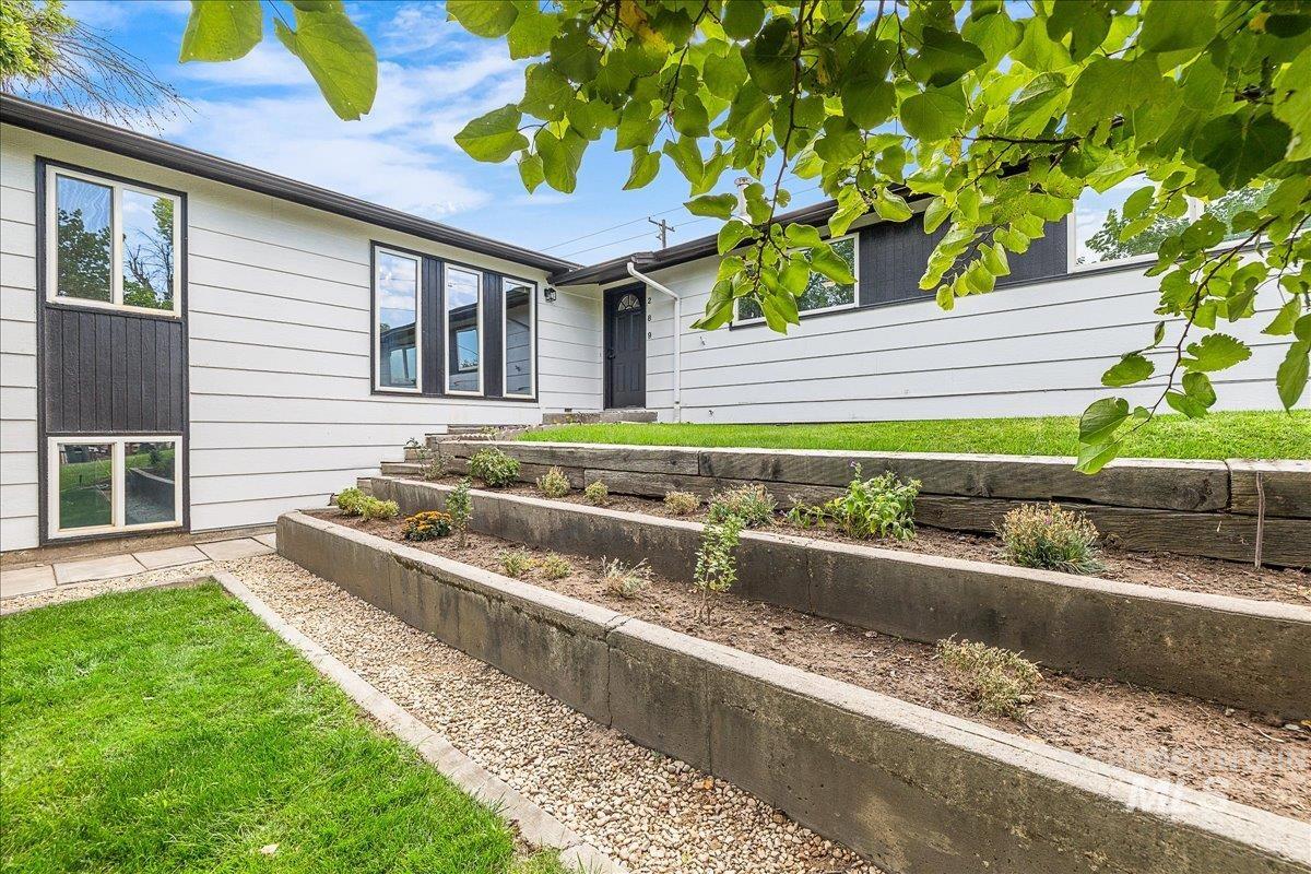 289 W Arthur, Glenns Ferry, Idaho 83623, 4 Bedrooms, 2 Bathrooms, Residential For Sale, Price $350,000, 98997576