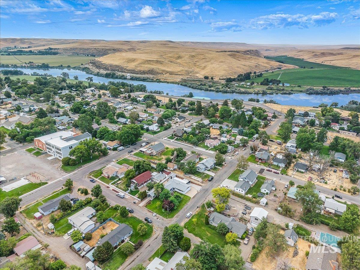 289 W Arthur, Glenns Ferry, Idaho 83623, 4 Bedrooms, 2 Bathrooms, Residential For Sale, Price $350,000, 98997576