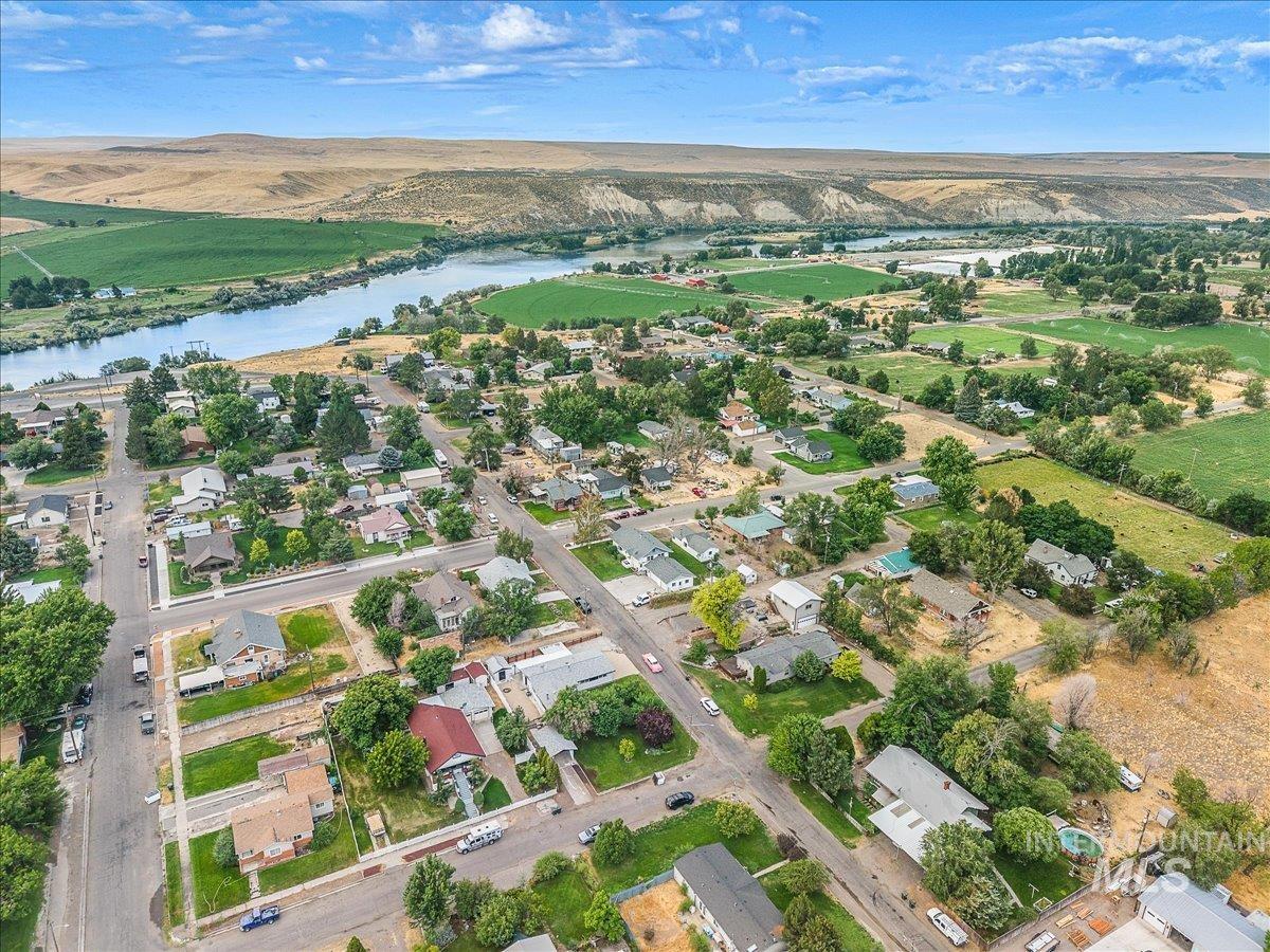 289 W Arthur, Glenns Ferry, Idaho 83623, 4 Bedrooms, 2 Bathrooms, Residential For Sale, Price $350,000, 98997576