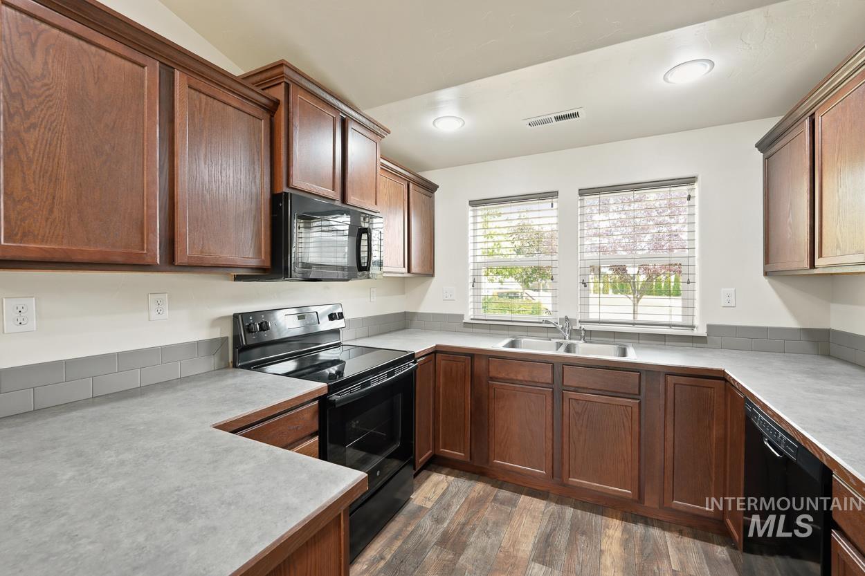 3885 S Windy Ridge Dr, Nampa, Idaho 83686, 3 Bedrooms, 2 Bathrooms, Residential For Sale, Price $369,900,MLS 98997579