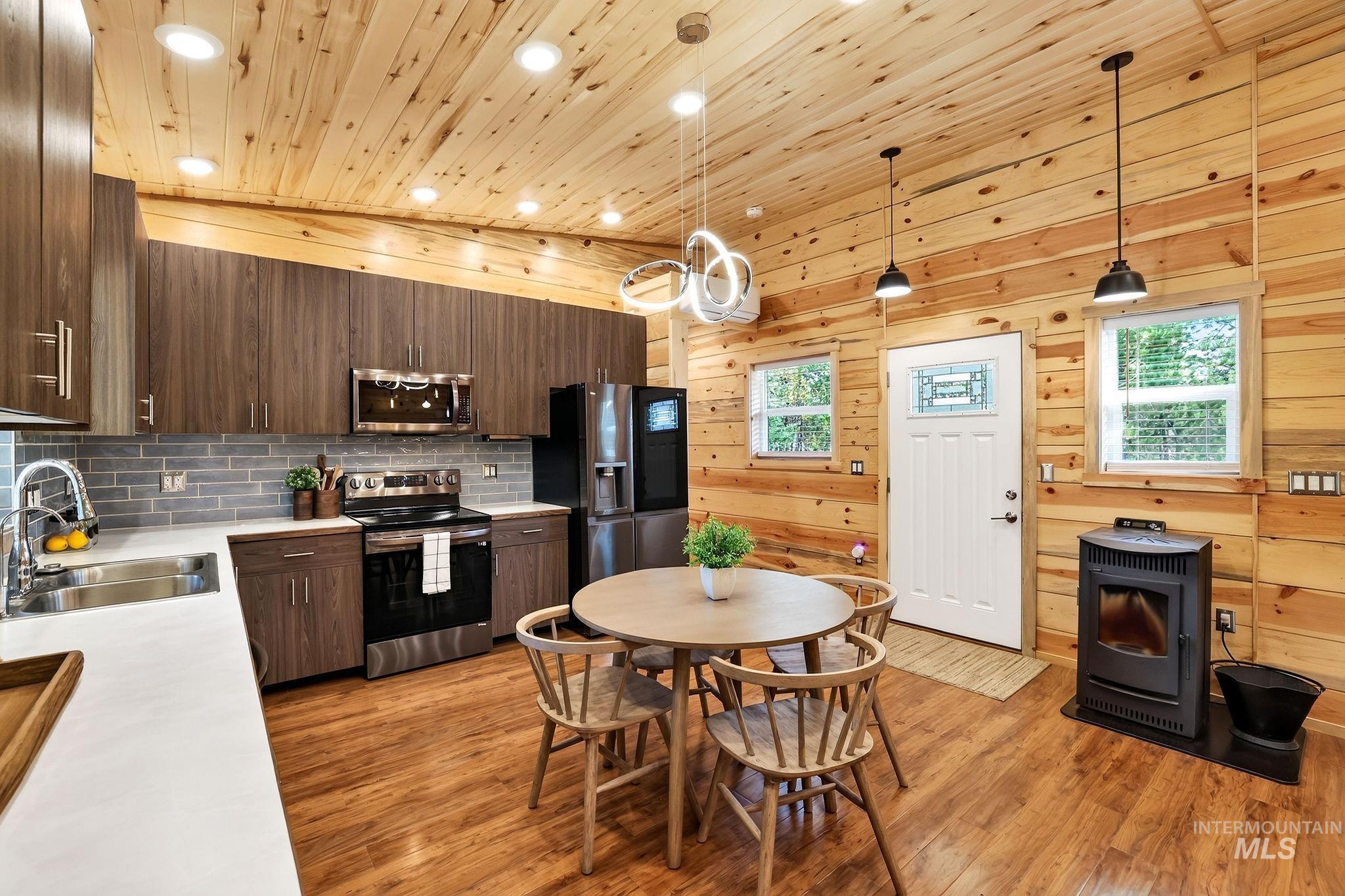122 Forest Place, Donnelly, Idaho 83615, 2 Bedrooms, 1 Bathroom, Residential For Sale, Price $489,000, 98997586