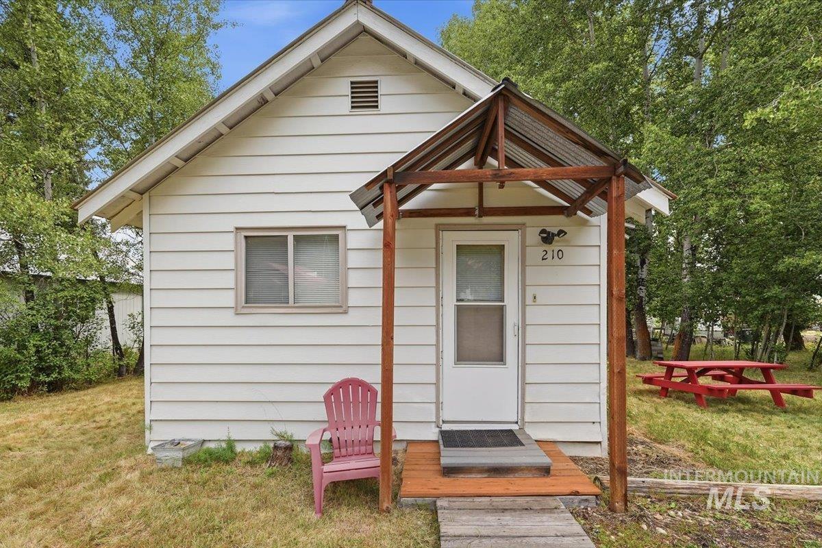210 S Idaho St, Cascade, Idaho 83611, 2 Bedrooms, 1 Bathroom, Residential For Sale, Price $309,900, 98997587