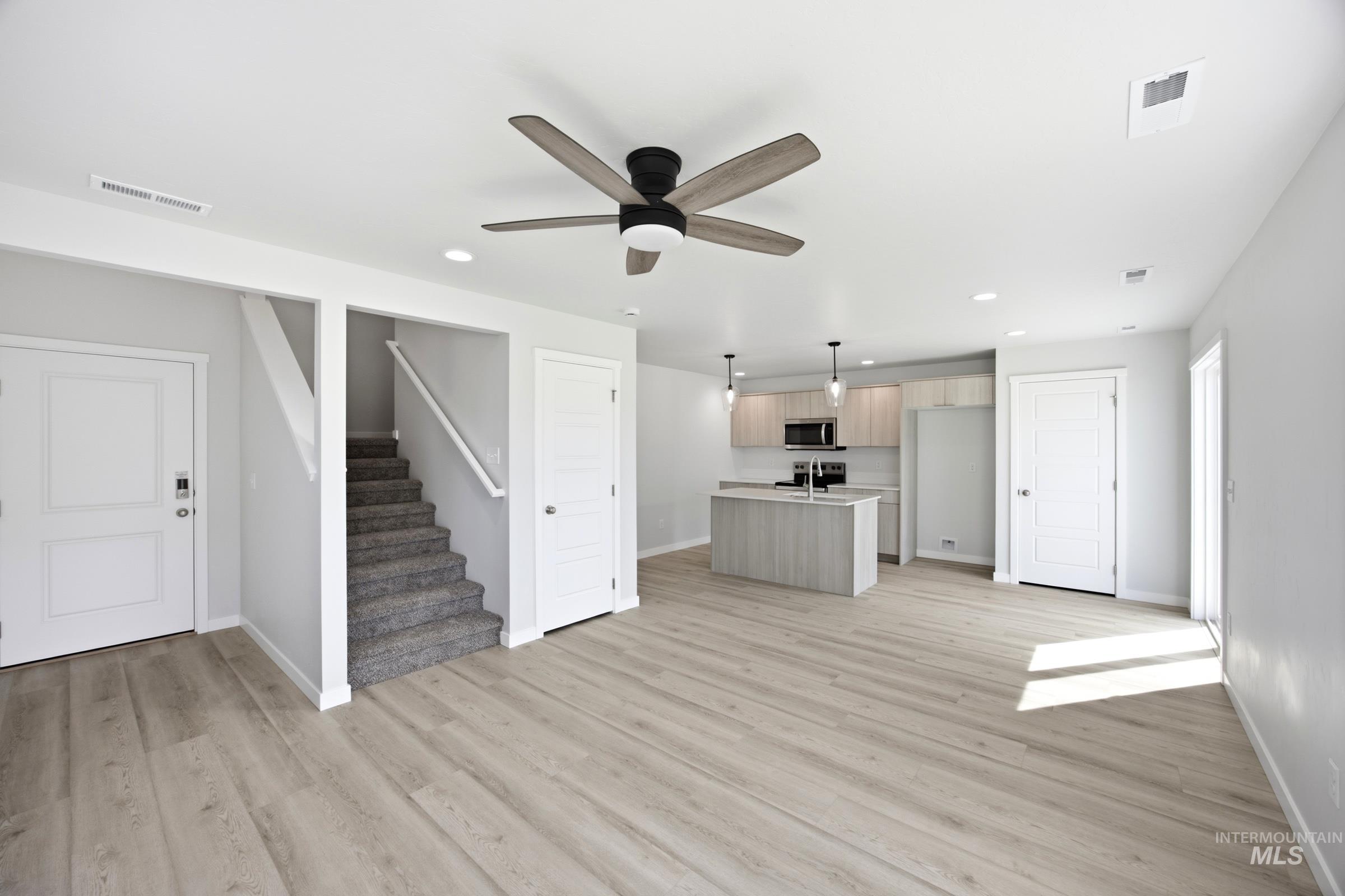 10831 Greensboro St, Caldwell, Idaho 83605, 3 Bedrooms, 2.5 Bathrooms, Residential For Sale, Price $382,990,MLS 98997624