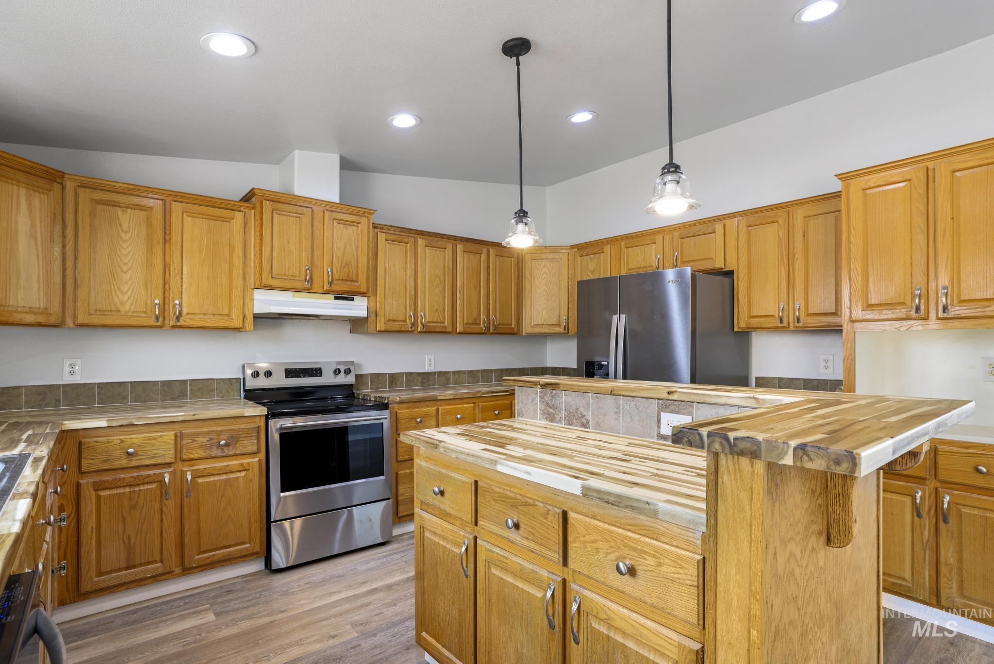 60 E 590 N, Shoshone, Idaho 83352, 3 Bedrooms, 2 Bathrooms, Residential For Sale, Price $400,000,MLS 98997699