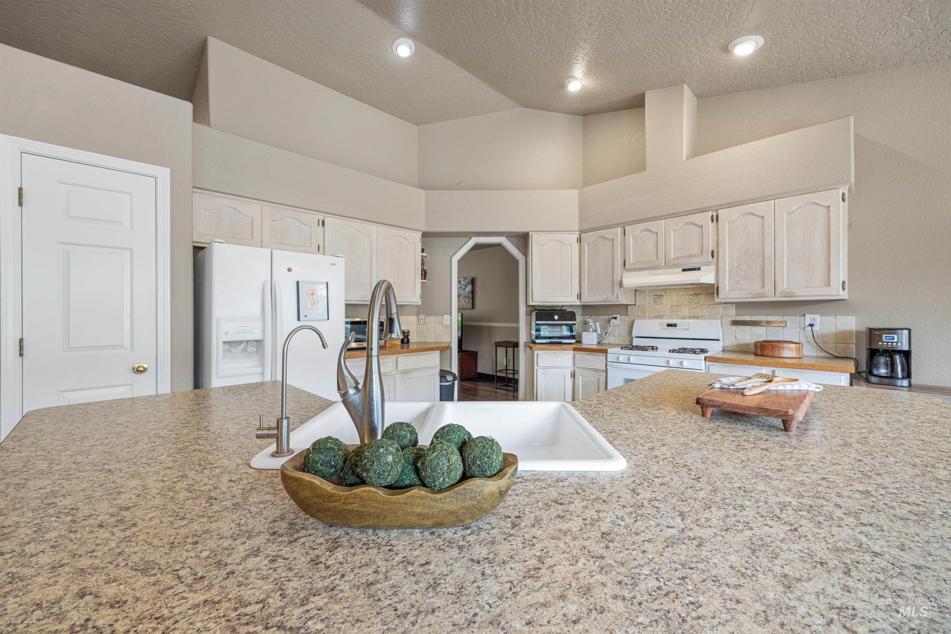 6501 Outlook Dr, Boise, Idaho 83714, 3 Bedrooms, 2 Bathrooms, Residential For Sale, Price $499,000, 98997795