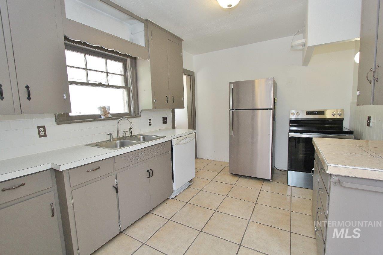 191 SW 5TH Ave, Ontario, Oregon 97914, 3 Bedrooms, 2 Bathrooms, Residential Income For Sale, Price $330,000,MLS 98997831