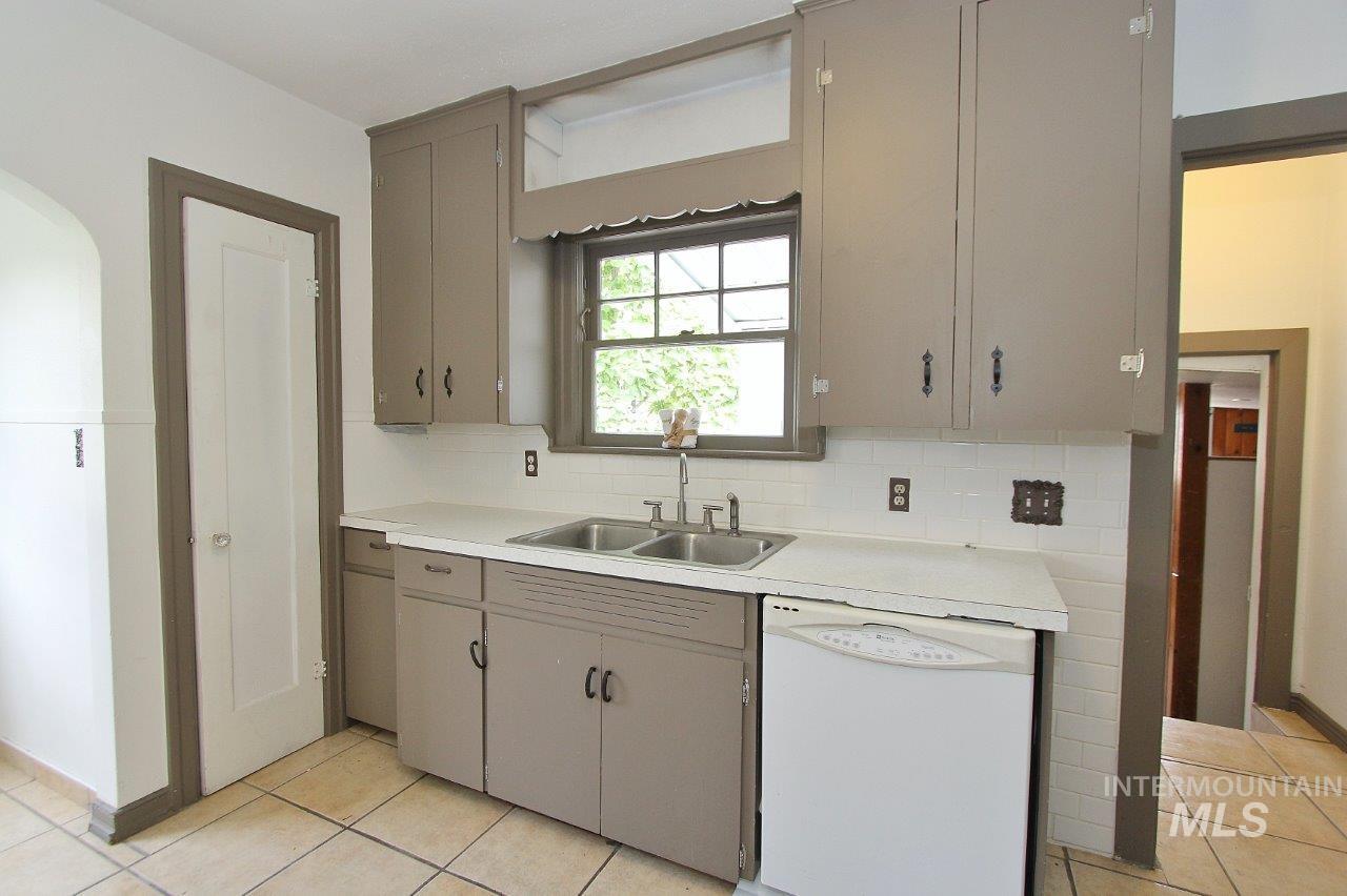 191 SW 5TH Ave, Ontario, Oregon 97914, 3 Bedrooms, 2 Bathrooms, Residential Income For Sale, Price $330,000,MLS 98997831
