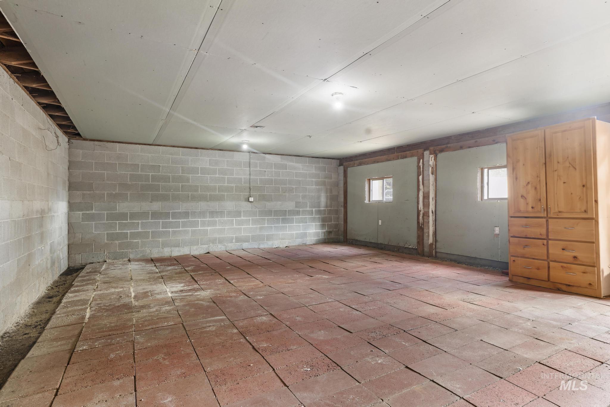 214 E 16th Avenue, Jerome, Idaho 83338, 5 Bedrooms, 2 Bathrooms, Residential For Sale, Price $519,500, 98997852