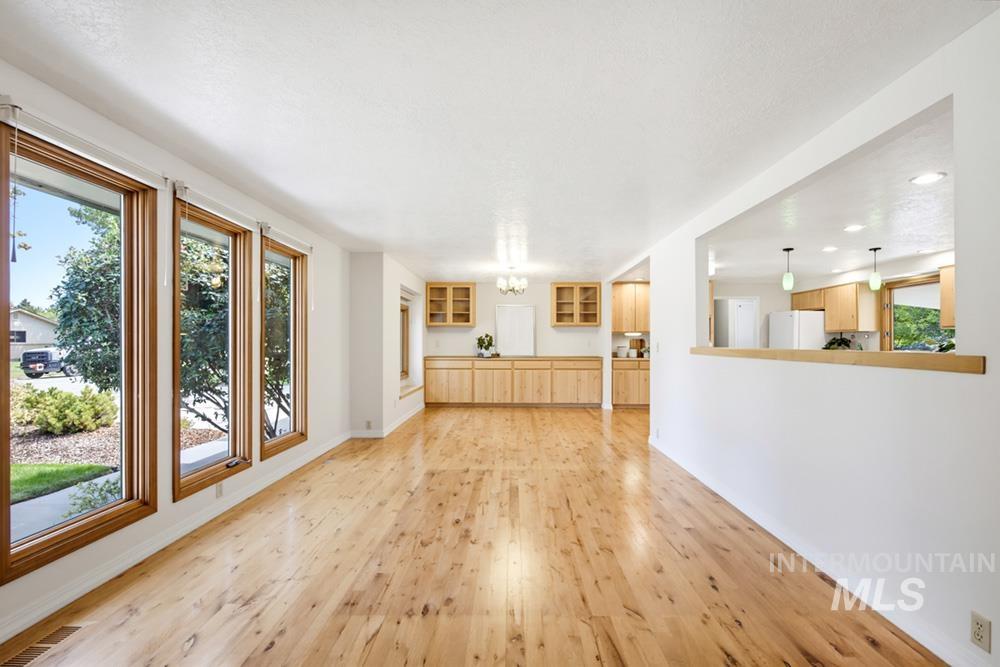 2165 E Springwood Dr, Meridian, Idaho 83642, 6 Bedrooms, 3.5 Bathrooms, Residential For Sale, Price $824,900,MLS 98997909