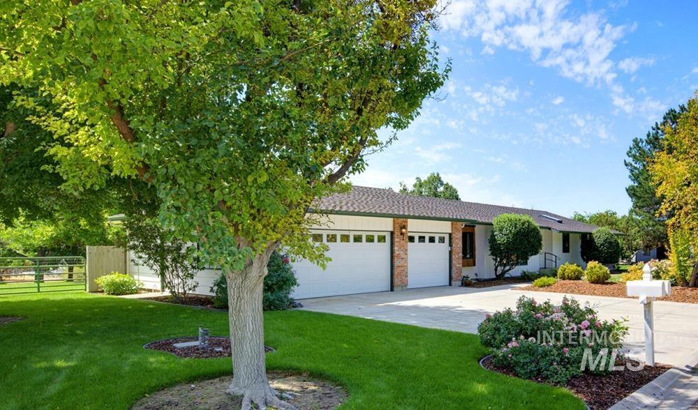 2165 E Springwood Dr, Meridian, Idaho 83642, 6 Bedrooms, 3.5 Bathrooms, Residential For Sale, Price $824,900,MLS 98997909