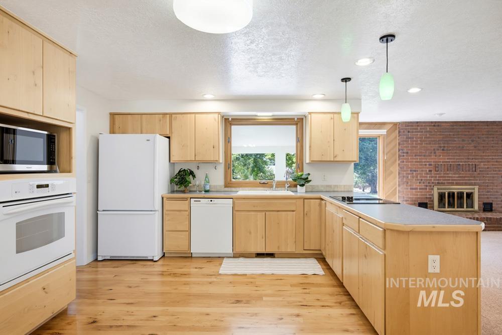 2165 E Springwood Dr, Meridian, Idaho 83642, 6 Bedrooms, 3.5 Bathrooms, Residential For Sale, Price $824,900,MLS 98997909