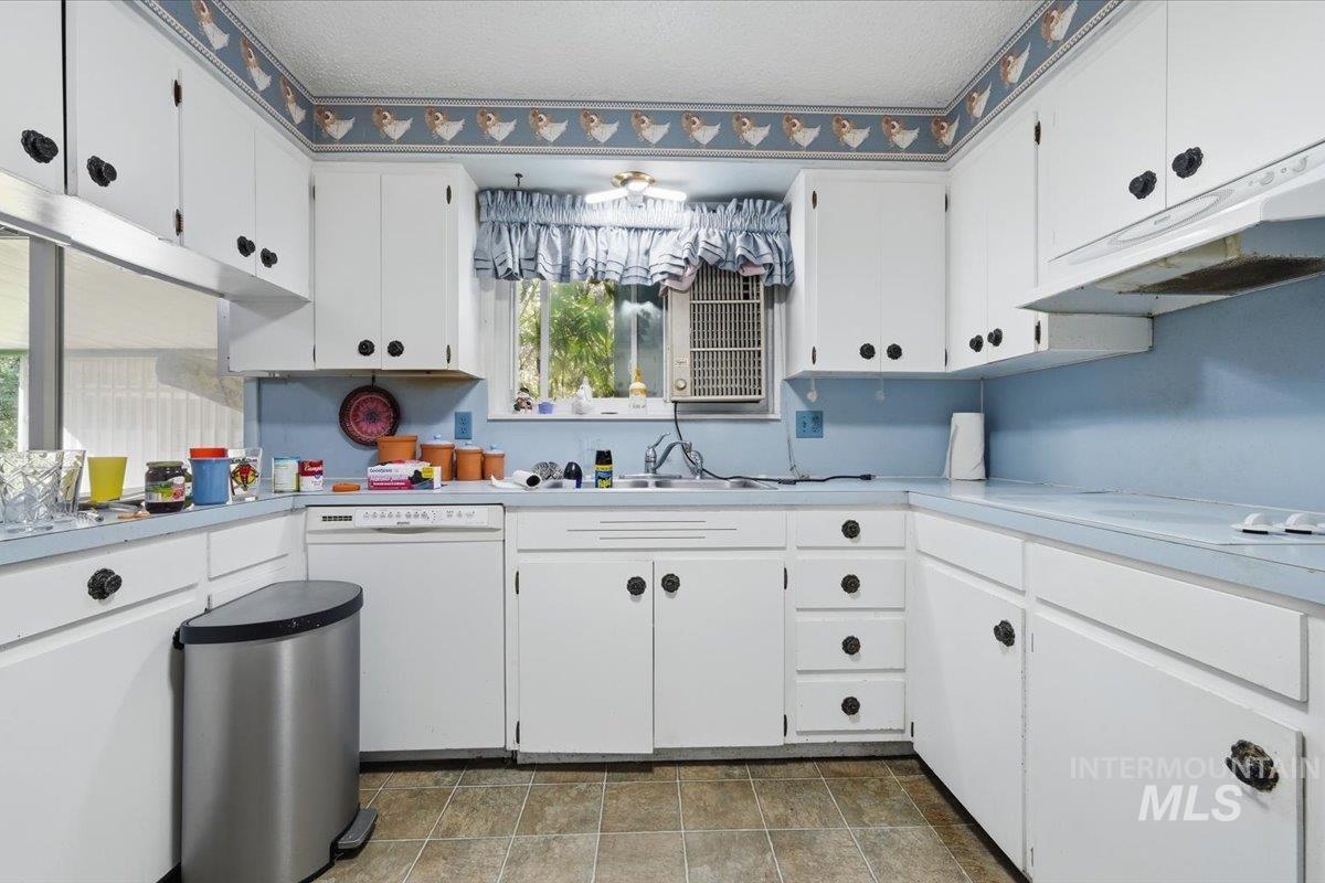 2809 S Montevista Dr, Boise, Idaho 83706, 3 Bedrooms, 1.5 Bathrooms, Residential For Sale, Price $429,900,MLS 98997912