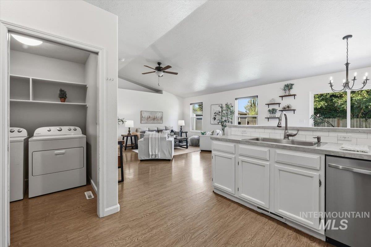 3124 Parkview Way, Nampa, Idaho 83687, 3 Bedrooms, 2 Bathrooms, Residential For Sale, Price $364,900,MLS 98997920