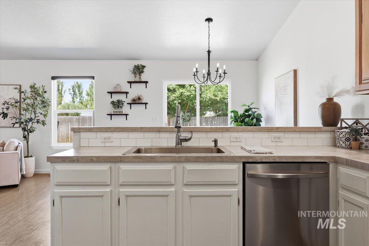 3124 Parkview Way, Nampa, Idaho 83687, 3 Bedrooms, 2 Bathrooms, Residential For Sale, Price $364,900,MLS 98997920