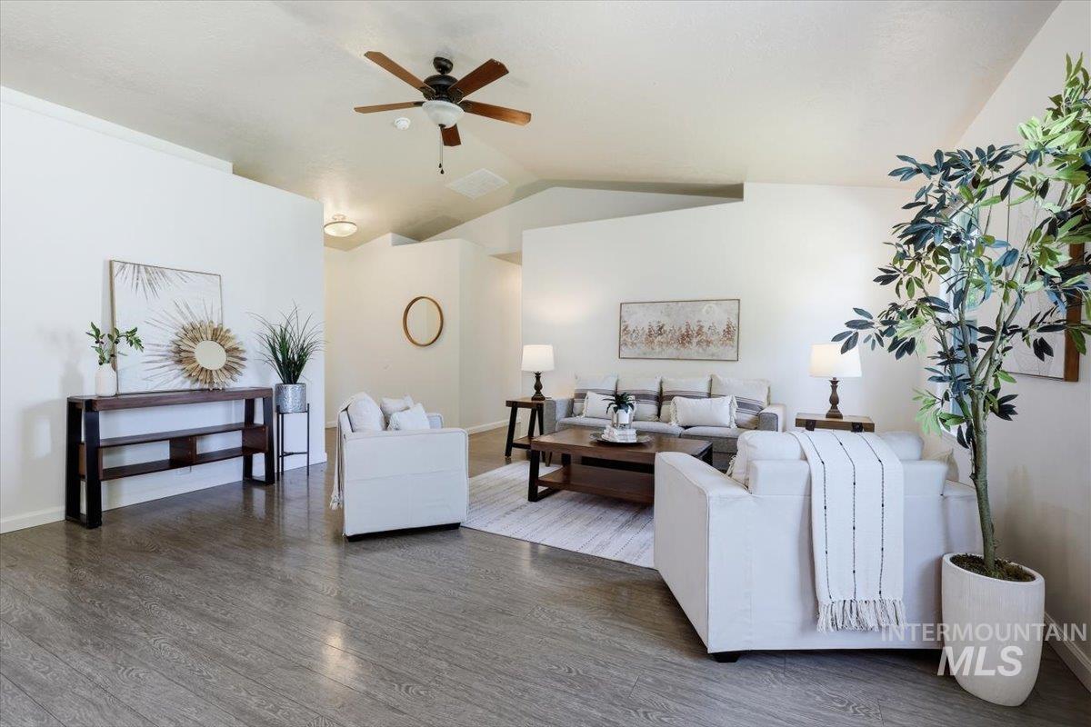 3124 Parkview Way, Nampa, Idaho 83687, 3 Bedrooms, 2 Bathrooms, Residential For Sale, Price $364,900,MLS 98997920