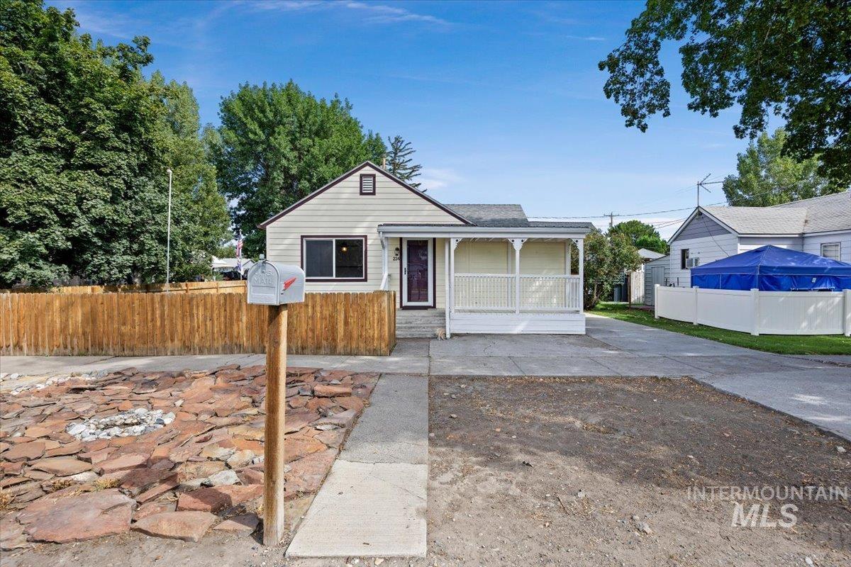 234 4th Ave W, Gooding, Idaho 83330, 1 Bedroom, 1 Bathroom, Residential For Sale, Price $175,000,MLS 98997933
