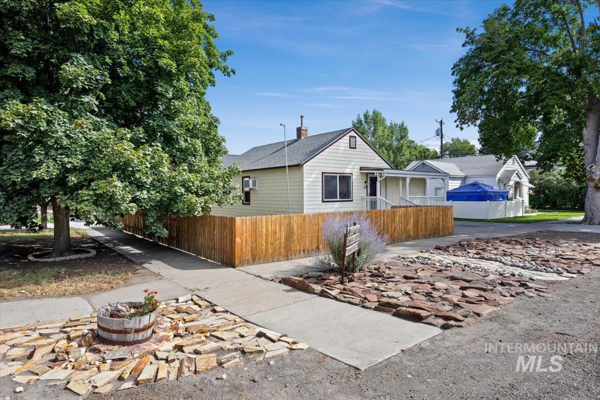 234 4th Ave W, Gooding, Idaho 83330, 1 Bedroom, 1 Bathroom, Residential For Sale, Price $175,000,MLS 98997933