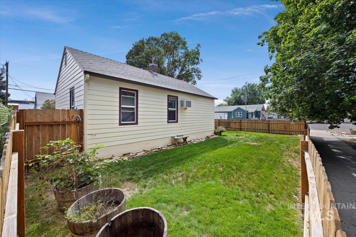 234 4th Ave W, Gooding, Idaho 83330, 1 Bedroom, 1 Bathroom, Residential For Sale, Price $175,000,MLS 98997933