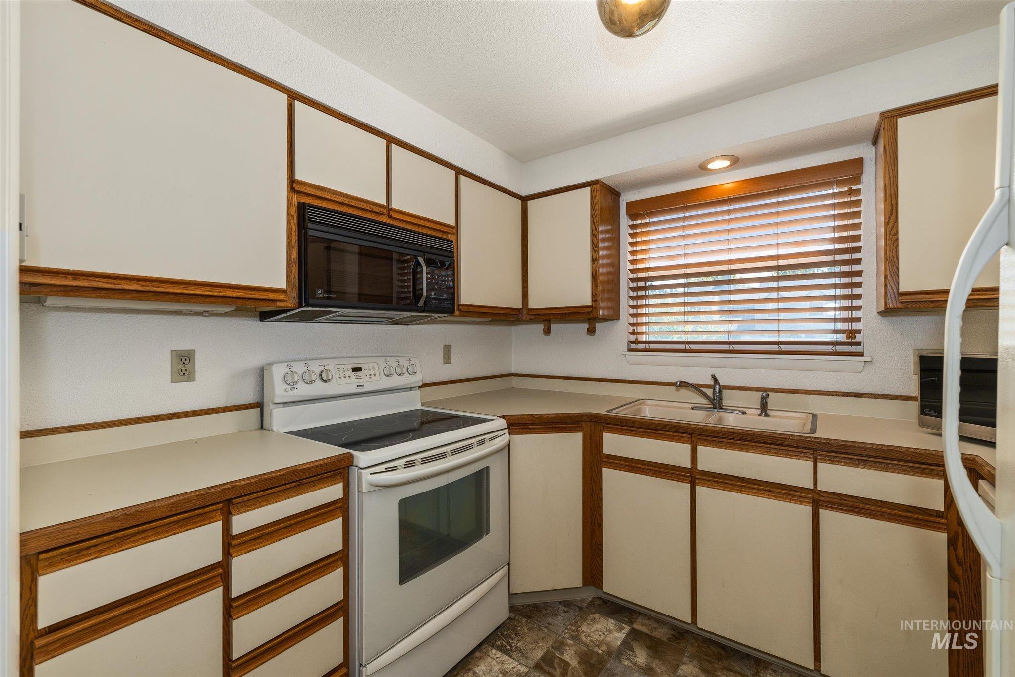 906 N Benjamin Lane, Boise, Idaho 83704, 2 Bedrooms, 1.5 Bathrooms, Residential For Sale, Price $299,900,MLS 98997935
