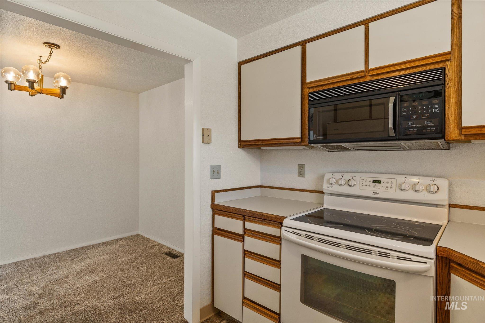 906 N Benjamin Lane, Boise, Idaho 83704, 2 Bedrooms, 1.5 Bathrooms, Residential For Sale, Price $299,900,MLS 98997935