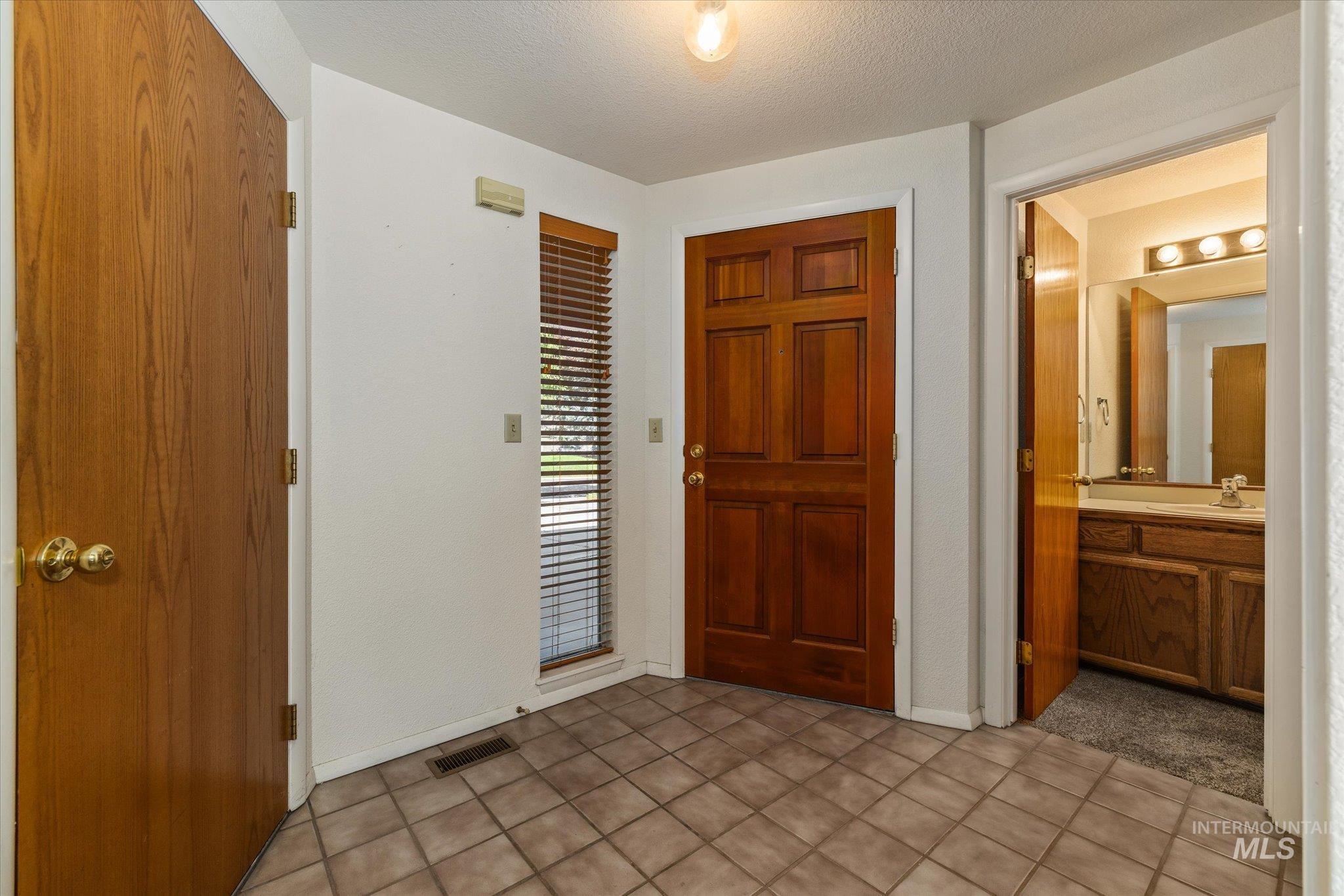 906 N Benjamin Lane, Boise, Idaho 83704, 2 Bedrooms, 1.5 Bathrooms, Residential For Sale, Price $299,900,MLS 98997935