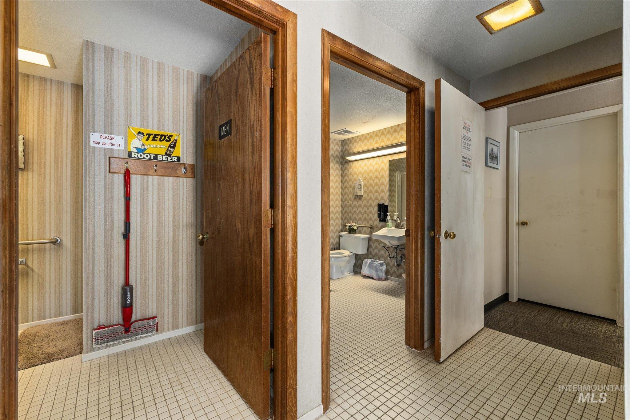 906 N Benjamin Lane, Boise, Idaho 83704, 2 Bedrooms, 1.5 Bathrooms, Residential For Sale, Price $299,900,MLS 98997935