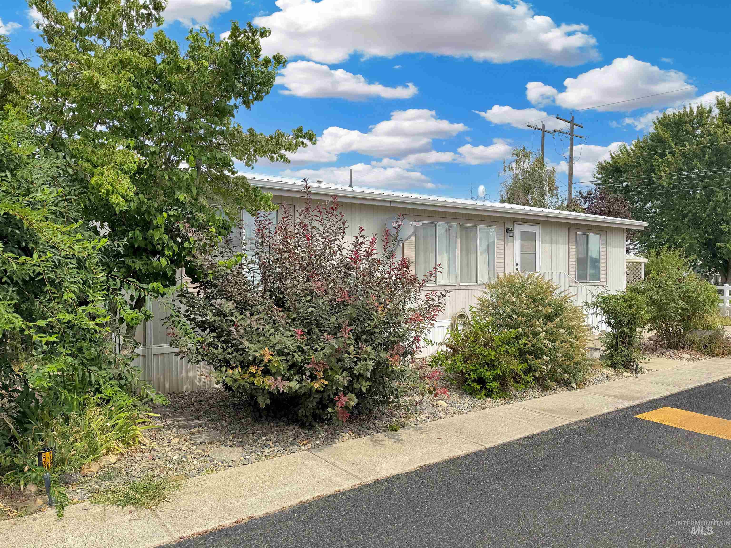 2102 Westwind Court, Clarkston, Washington 99403, 3 Bedrooms, 2 Bathrooms, Residential For Sale, Price $295,000,MLS 98997976