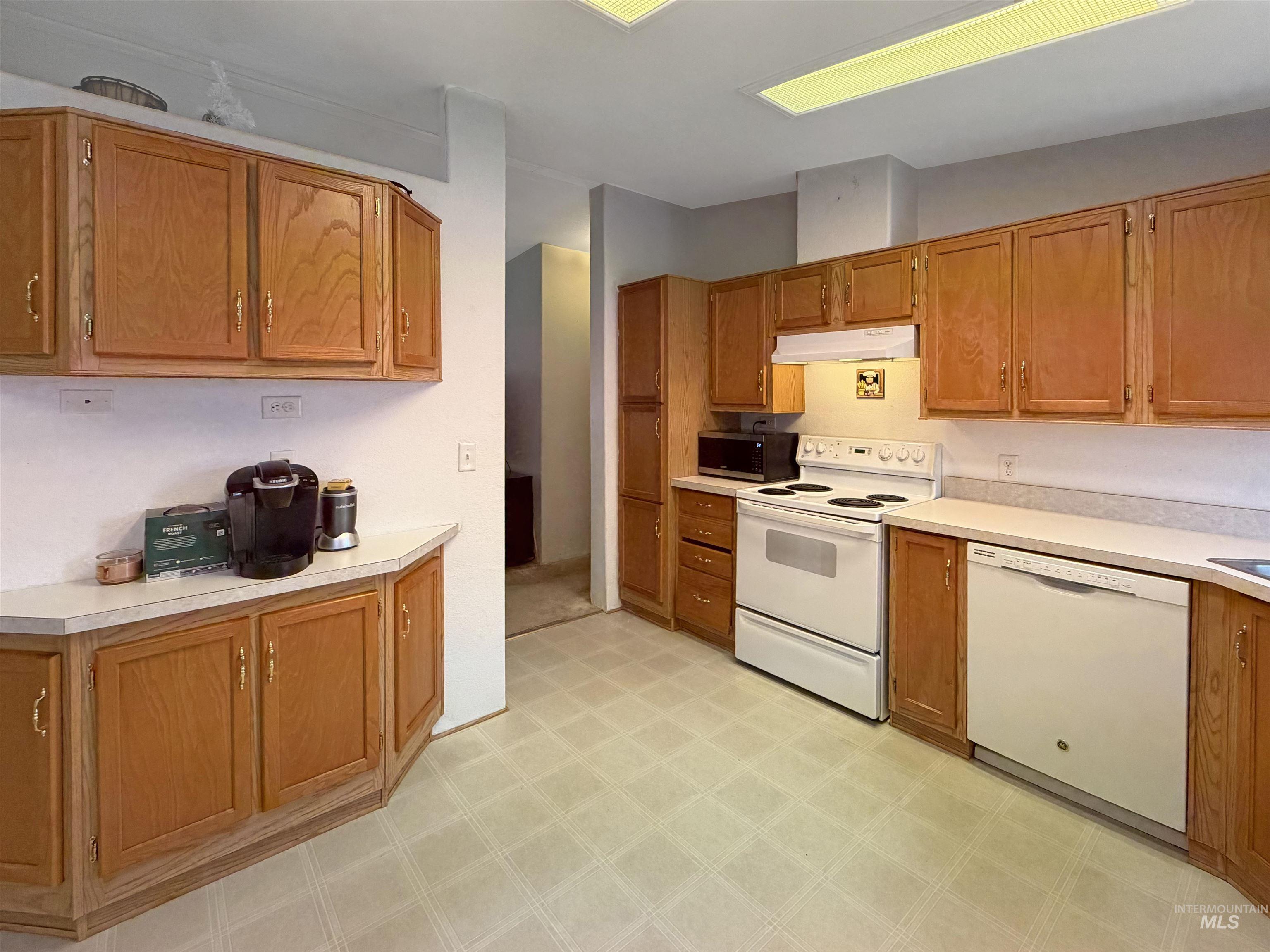 2102 Westwind Court, Clarkston, Washington 99403, 3 Bedrooms, 2 Bathrooms, Residential For Sale, Price $295,000,MLS 98997976