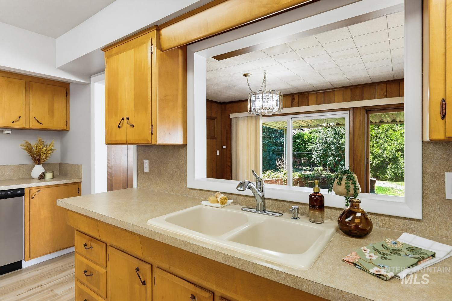 25 S Mesa Vista Dr, Boise, Idaho 83705, 3 Bedrooms, 3 Bathrooms, Residential For Sale, Price $590,000,MLS 98997992
