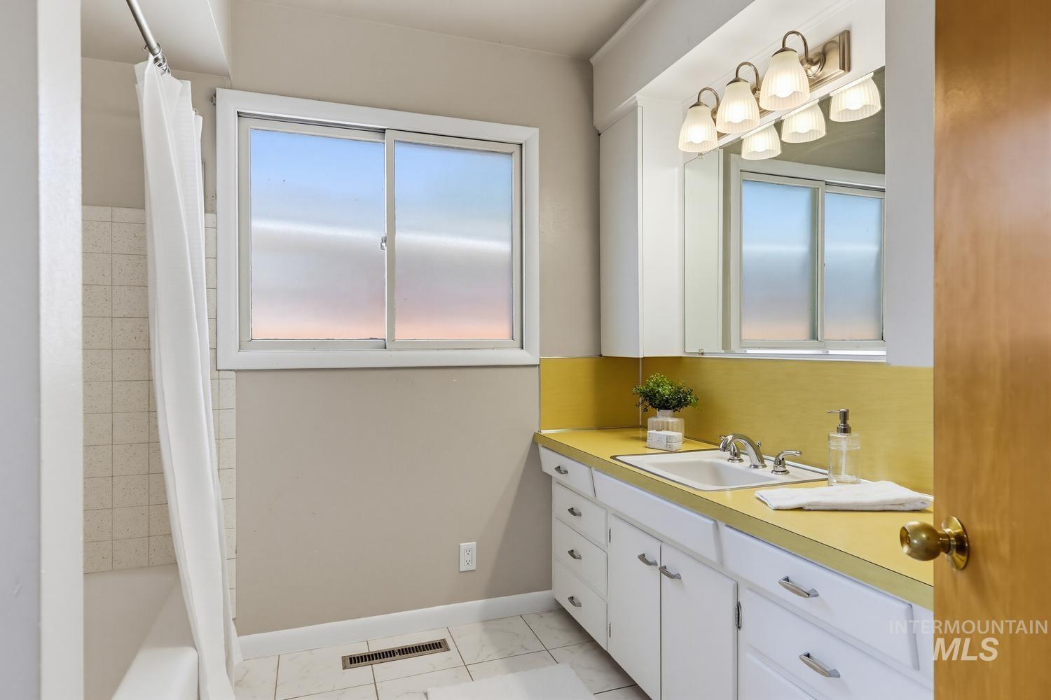 25 S Mesa Vista Dr, Boise, Idaho 83705, 3 Bedrooms, 3 Bathrooms, Residential For Sale, Price $590,000,MLS 98997992