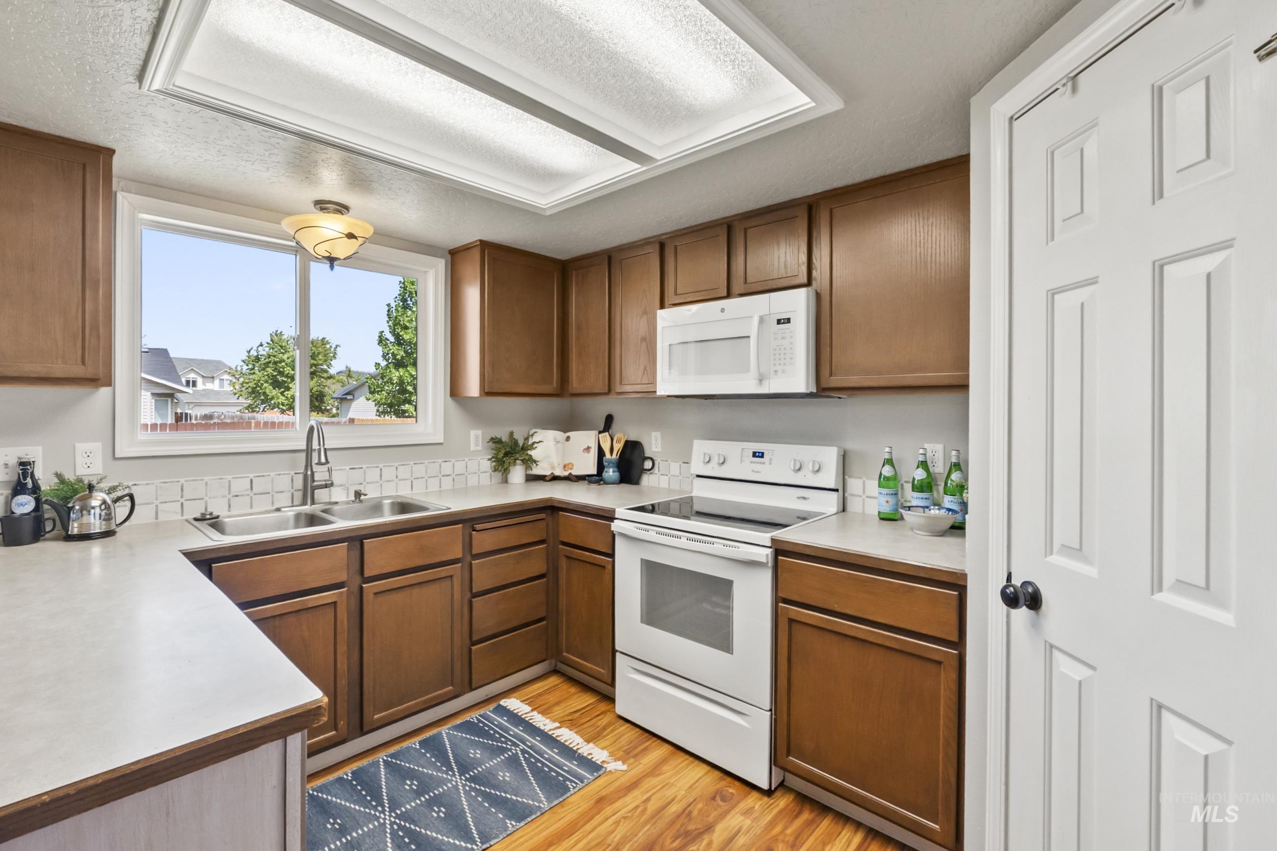 214 E Screech Owl Dr., Kuna, Idaho 83634, 4 Bedrooms, 3 Bathrooms, Residential For Sale, Price $439,900,MLS 98997996
