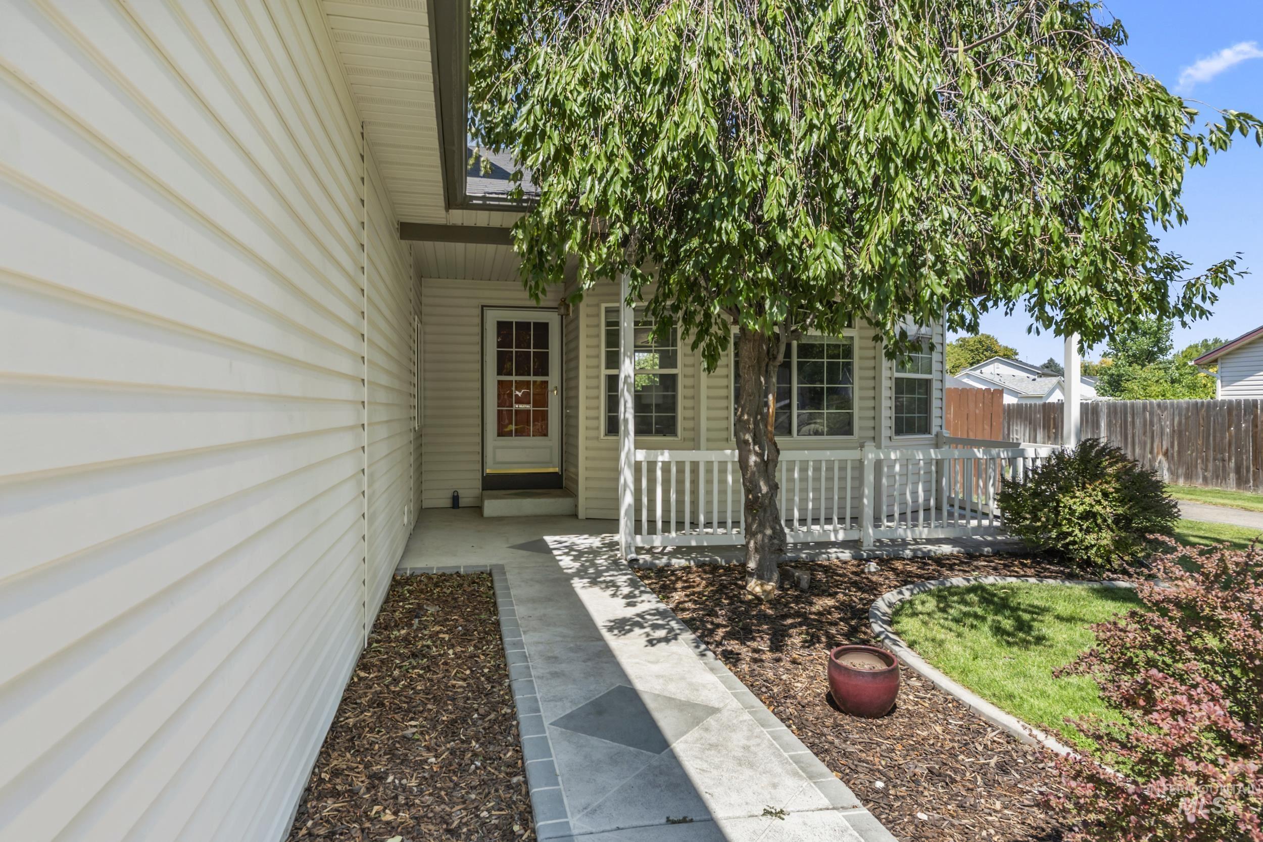 214 E Screech Owl Dr., Kuna, Idaho 83634, 4 Bedrooms, 3 Bathrooms, Residential For Sale, Price $439,900,MLS 98997996