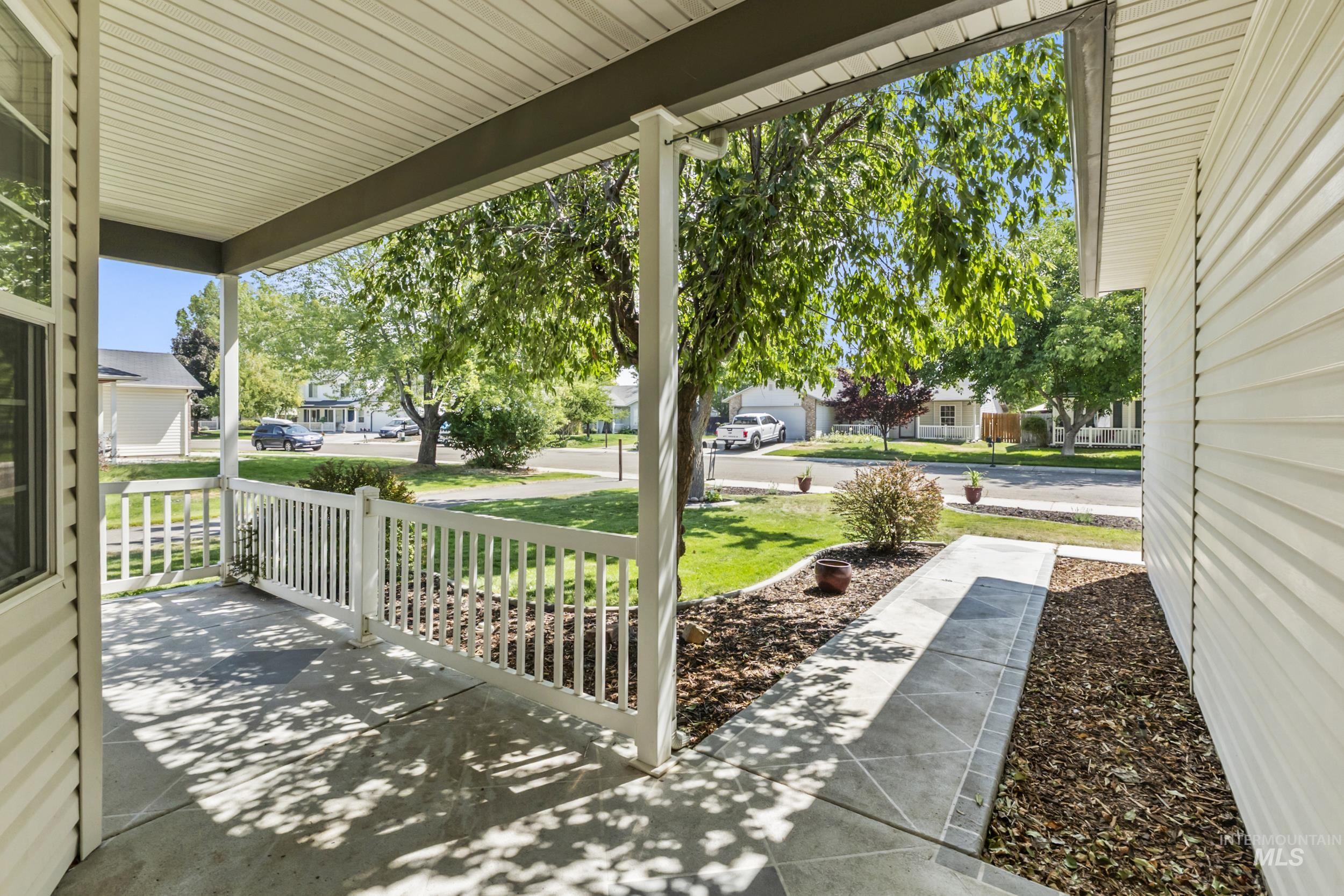 214 E Screech Owl Dr., Kuna, Idaho 83634, 4 Bedrooms, 3 Bathrooms, Residential For Sale, Price $439,900,MLS 98997996