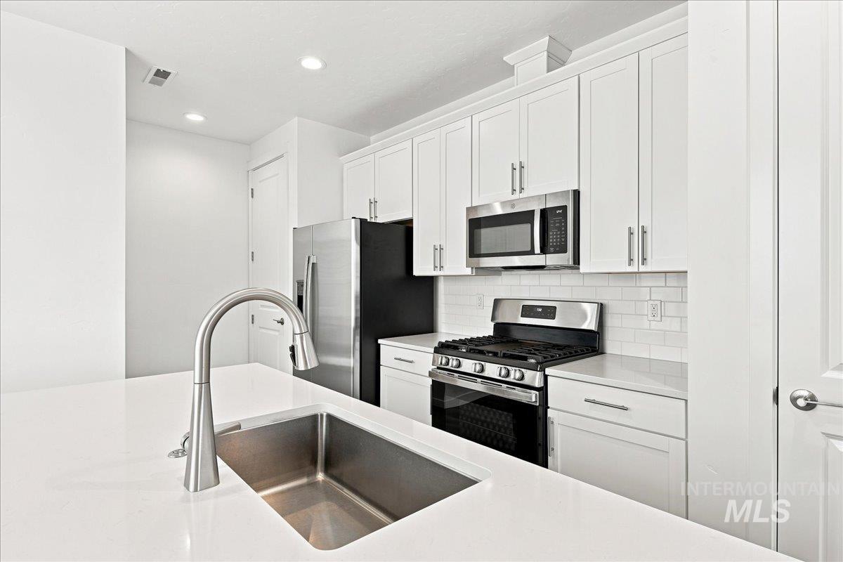 12731 W Endsley Lane, Star, Idaho 83669, 3 Bedrooms, 2.5 Bathrooms, Residential For Sale, Price $379,000,MLS 98997999