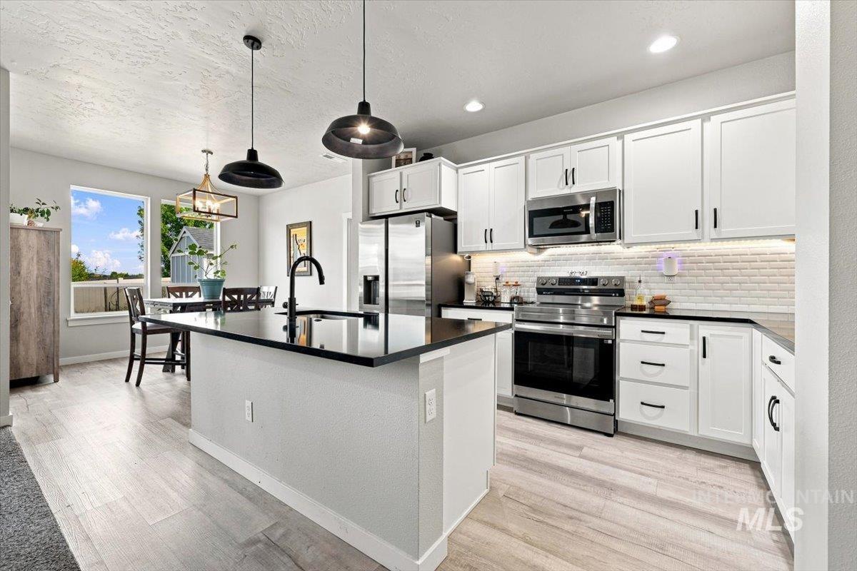 2370 S Knotty Timber Pl, Meridian, Idaho 83642, 4 Bedrooms, 2.5 Bathrooms, Residential For Sale, Price $519,900,MLS 98998003