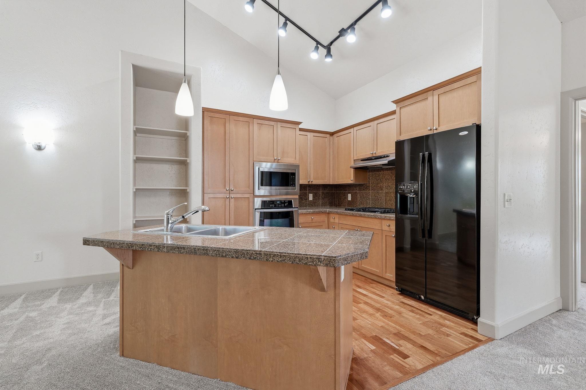1136 E Winding Creek Dr, Eagle, Idaho 83616, 3 Bedrooms, 2 Bathrooms, Residential For Sale, Price $474,900,MLS 98998014