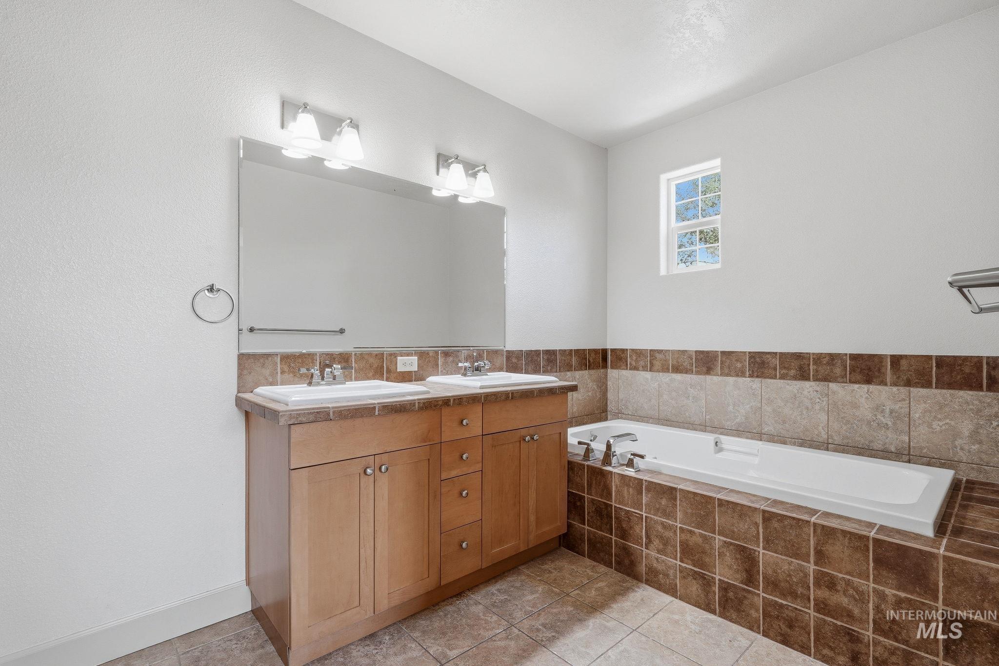 1136 E Winding Creek Dr, Eagle, Idaho 83616, 3 Bedrooms, 2 Bathrooms, Residential For Sale, Price $474,900,MLS 98998014