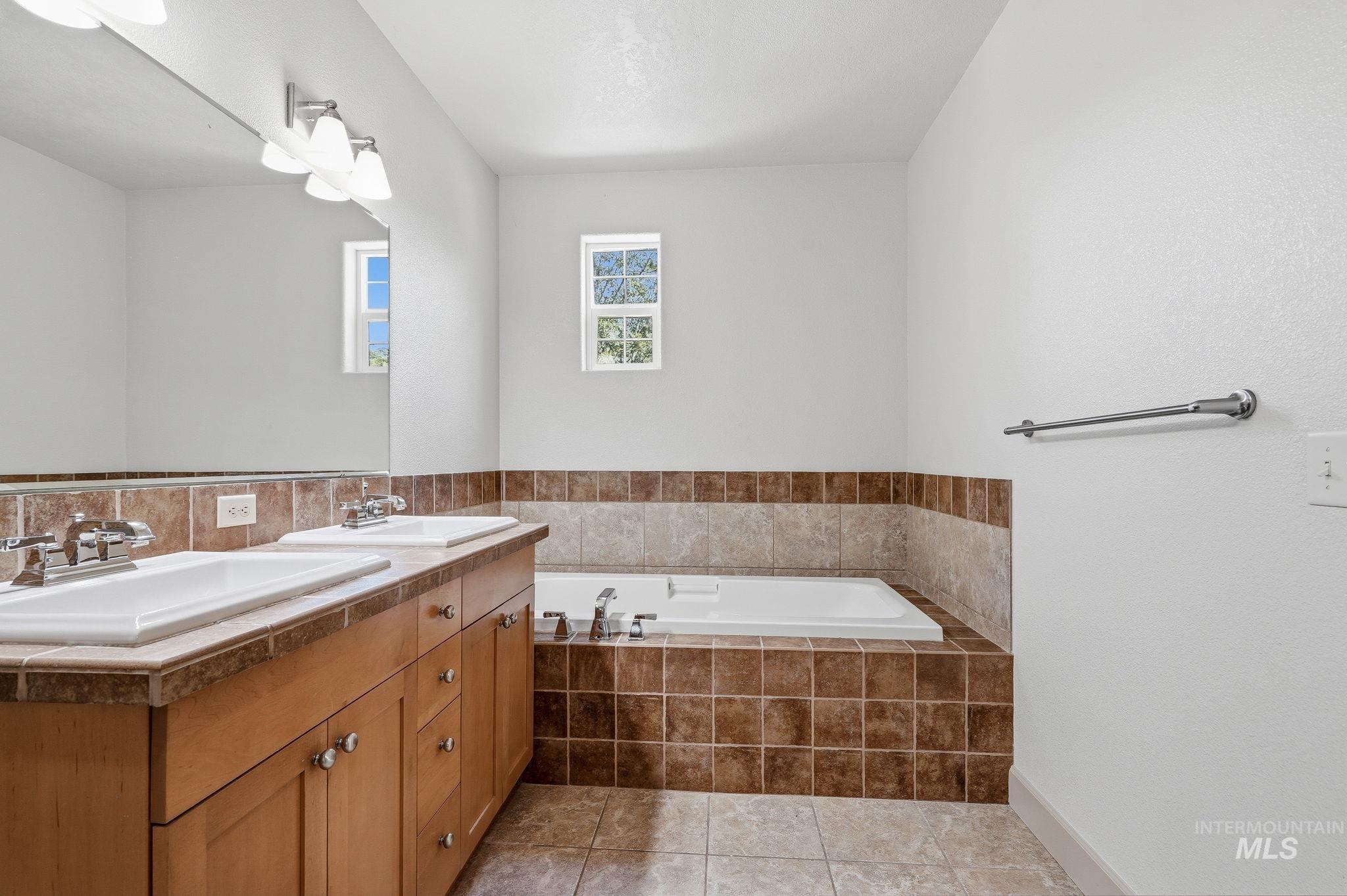 1136 E Winding Creek Dr, Eagle, Idaho 83616, 3 Bedrooms, 2 Bathrooms, Residential For Sale, Price $474,900,MLS 98998014