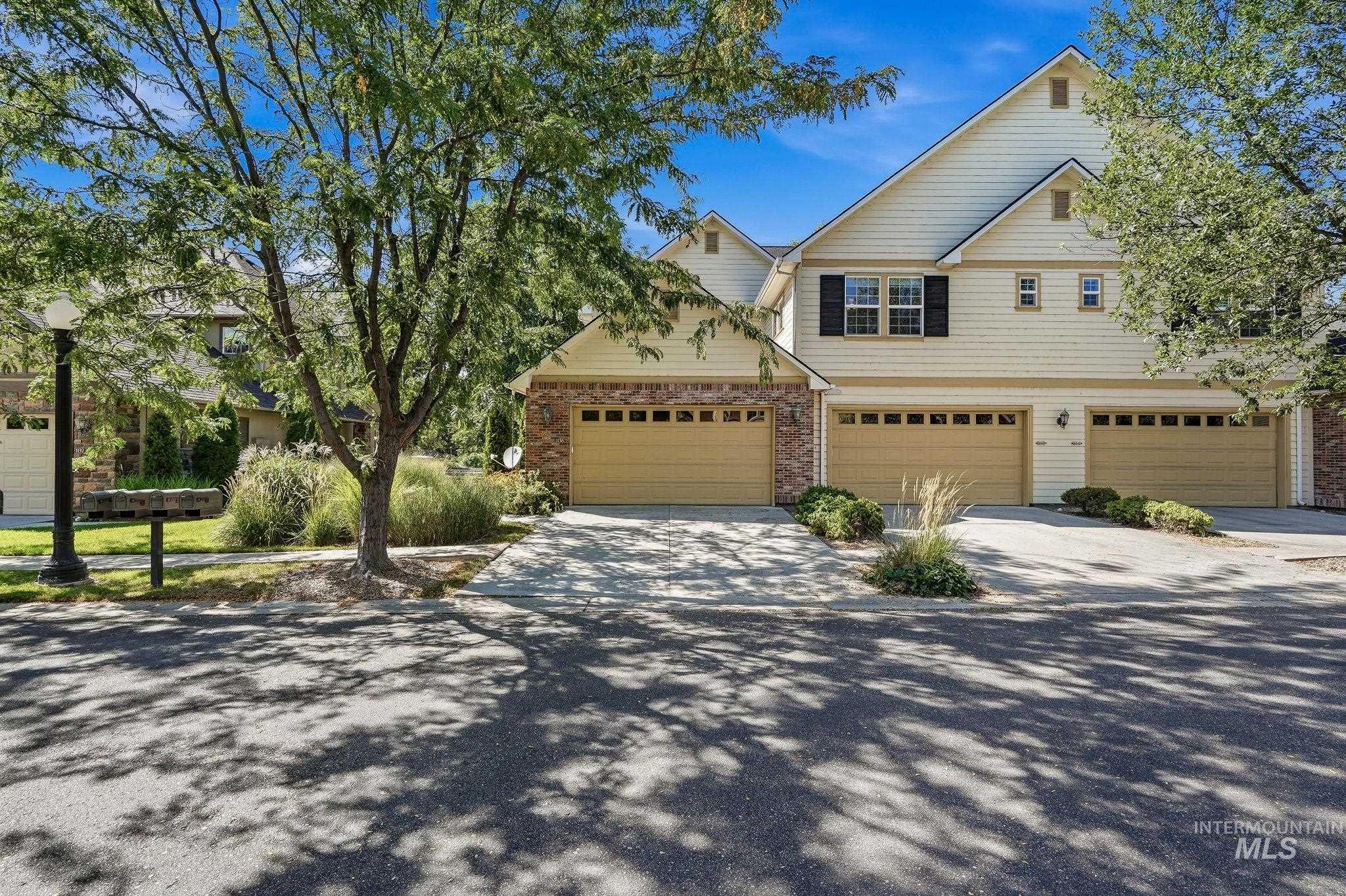 1136 E Winding Creek Dr, Eagle, Idaho 83616, 3 Bedrooms, 2 Bathrooms, Residential For Sale, Price $474,900,MLS 98998014