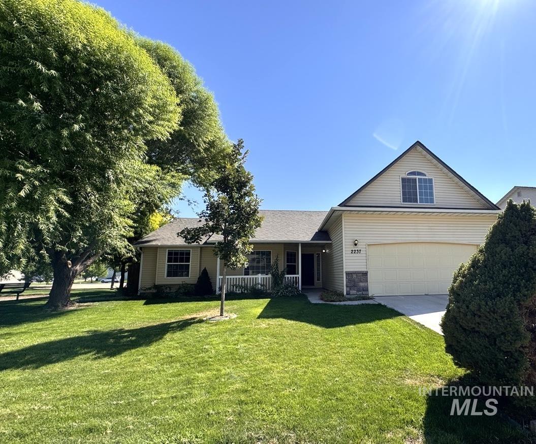 2237 W Lake Pointe Ct, Nampa, Idaho 83651, 3 Bedrooms, 2 Bathrooms, Residential For Sale, Price $389,989, 98998015