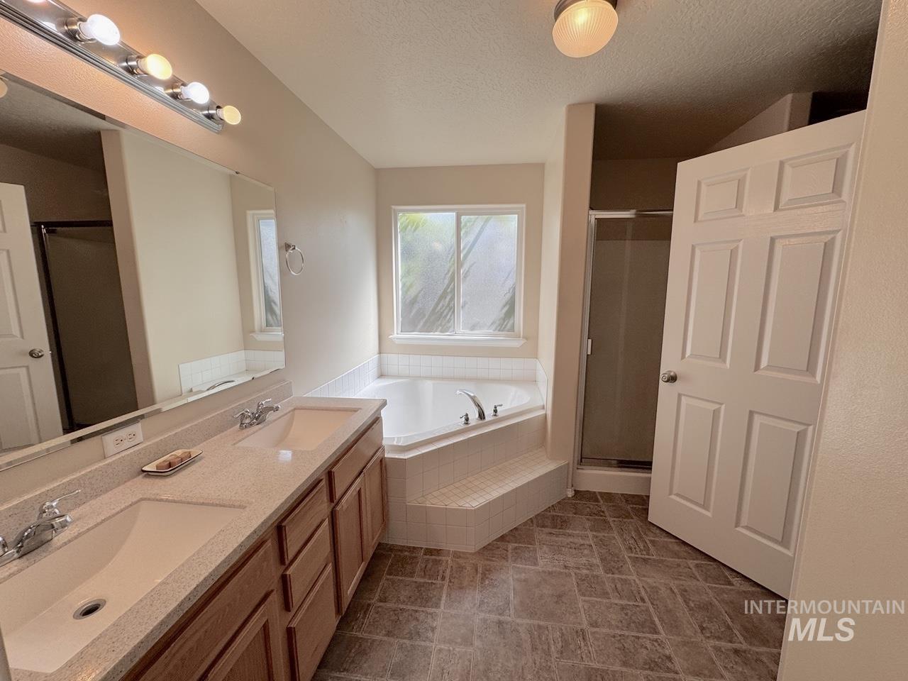 2237 W Lake Pointe Ct, Nampa, Idaho 83651, 3 Bedrooms, 2 Bathrooms, Residential For Sale, Price $389,989, 98998015