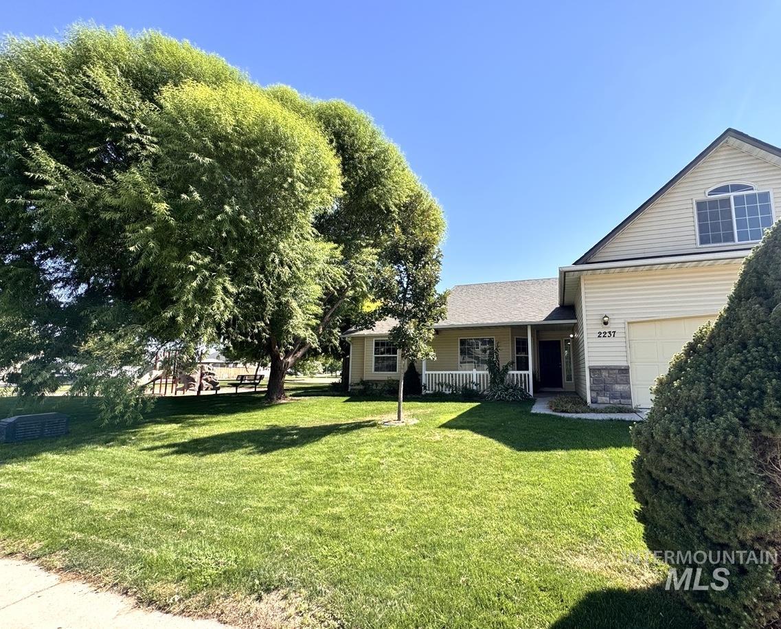 2237 W Lake Pointe Ct, Nampa, Idaho 83651, 3 Bedrooms, 2 Bathrooms, Residential For Sale, Price $389,989, 98998015