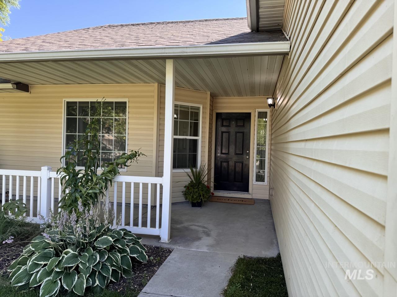 2237 W Lake Pointe Ct, Nampa, Idaho 83651, 3 Bedrooms, 2 Bathrooms, Residential For Sale, Price $389,989, 98998015