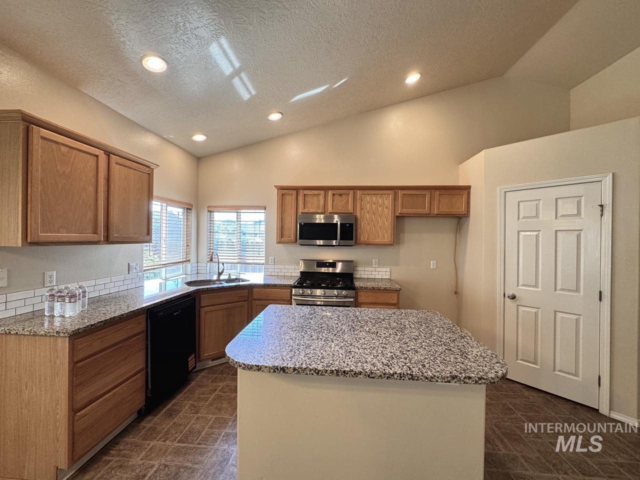2237 W Lake Pointe Ct, Nampa, Idaho 83651, 3 Bedrooms, 2 Bathrooms, Residential For Sale, Price $389,989, 98998015