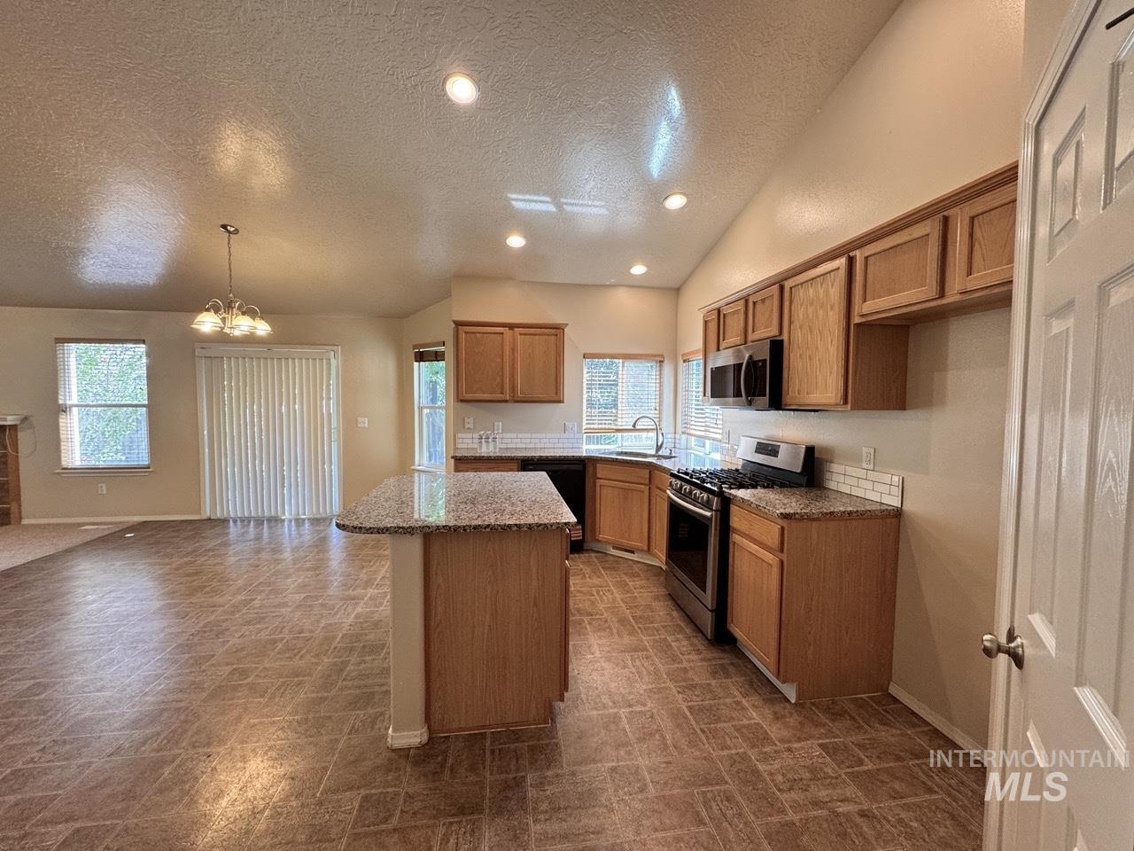2237 W Lake Pointe Ct, Nampa, Idaho 83651, 3 Bedrooms, 2 Bathrooms, Residential For Sale, Price $389,989, 98998015