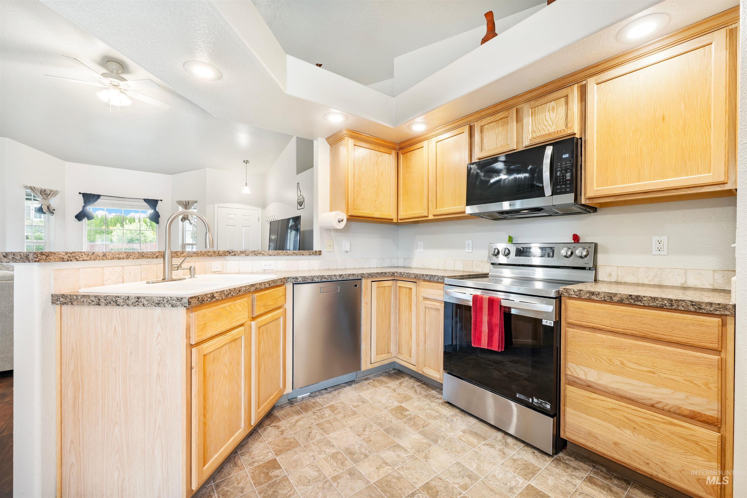 305 W Quaking Aspen Ln., Kuna, Idaho 83634, 3 Bedrooms, 2 Bathrooms, Residential For Sale, Price $399,500,MLS 98998029