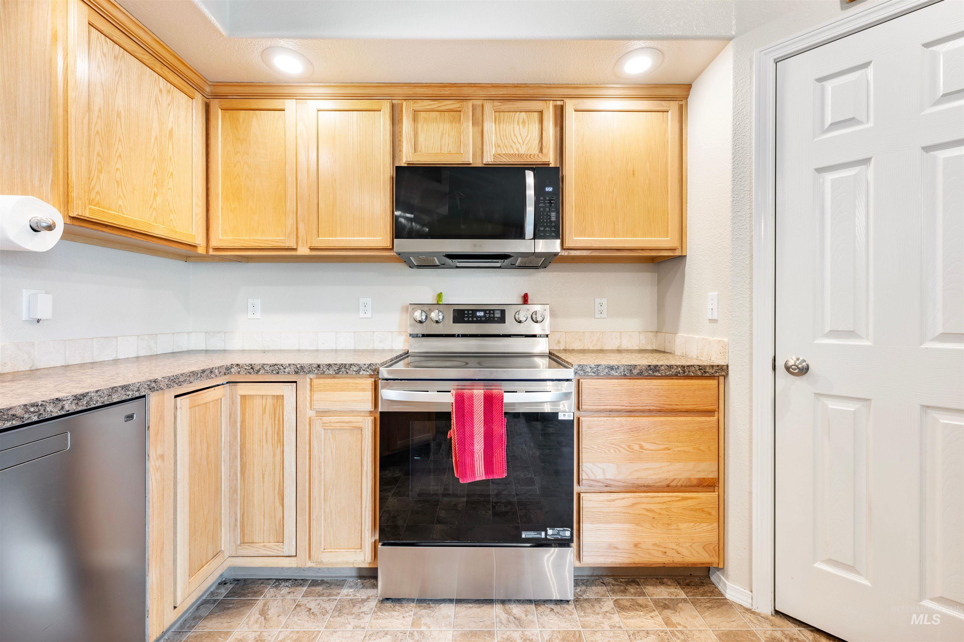 305 W Quaking Aspen Ln., Kuna, Idaho 83634, 3 Bedrooms, 2 Bathrooms, Residential For Sale, Price $399,500,MLS 98998029