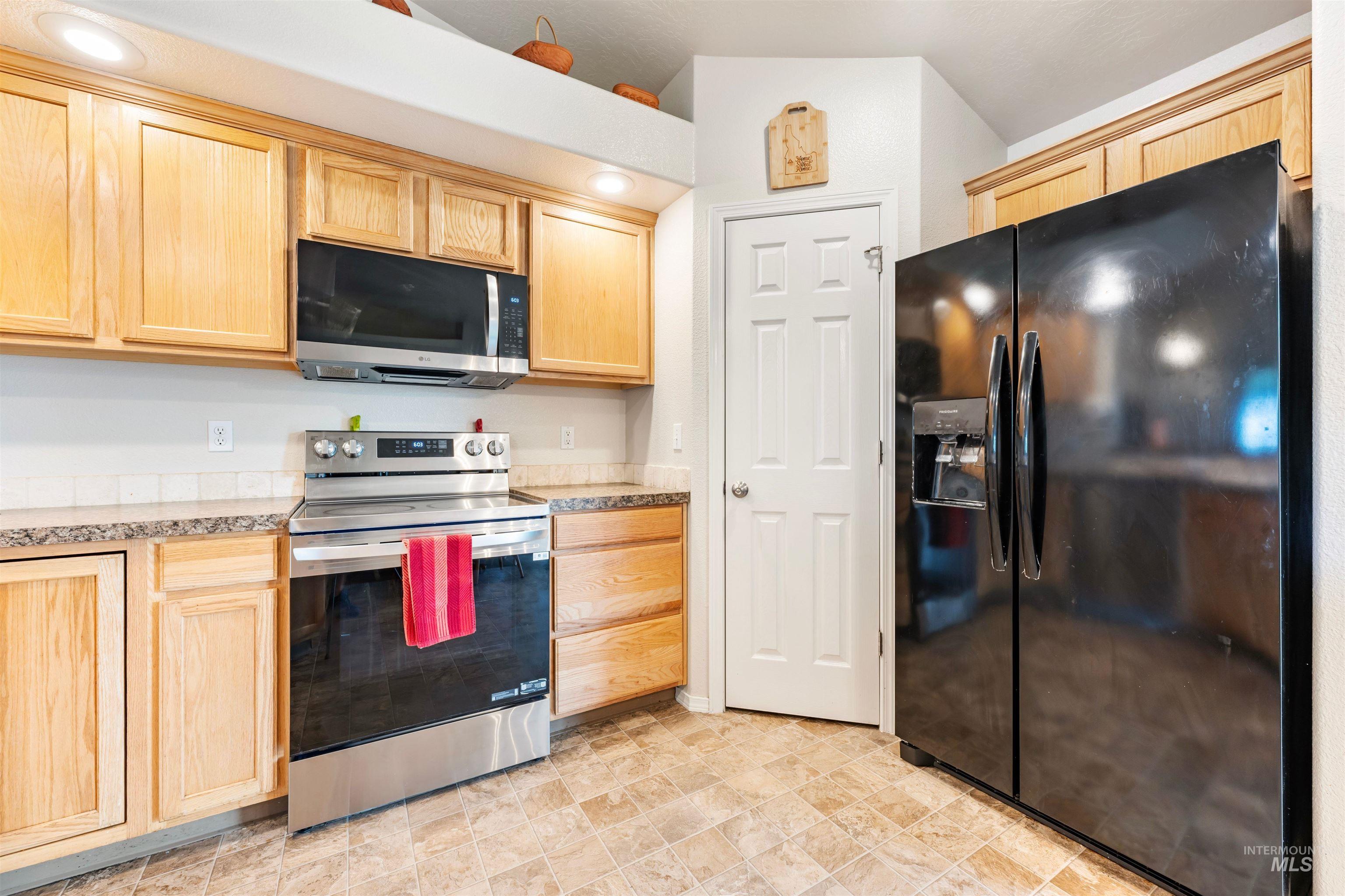305 W Quaking Aspen Ln., Kuna, Idaho 83634, 3 Bedrooms, 2 Bathrooms, Residential For Sale, Price $399,500,MLS 98998029