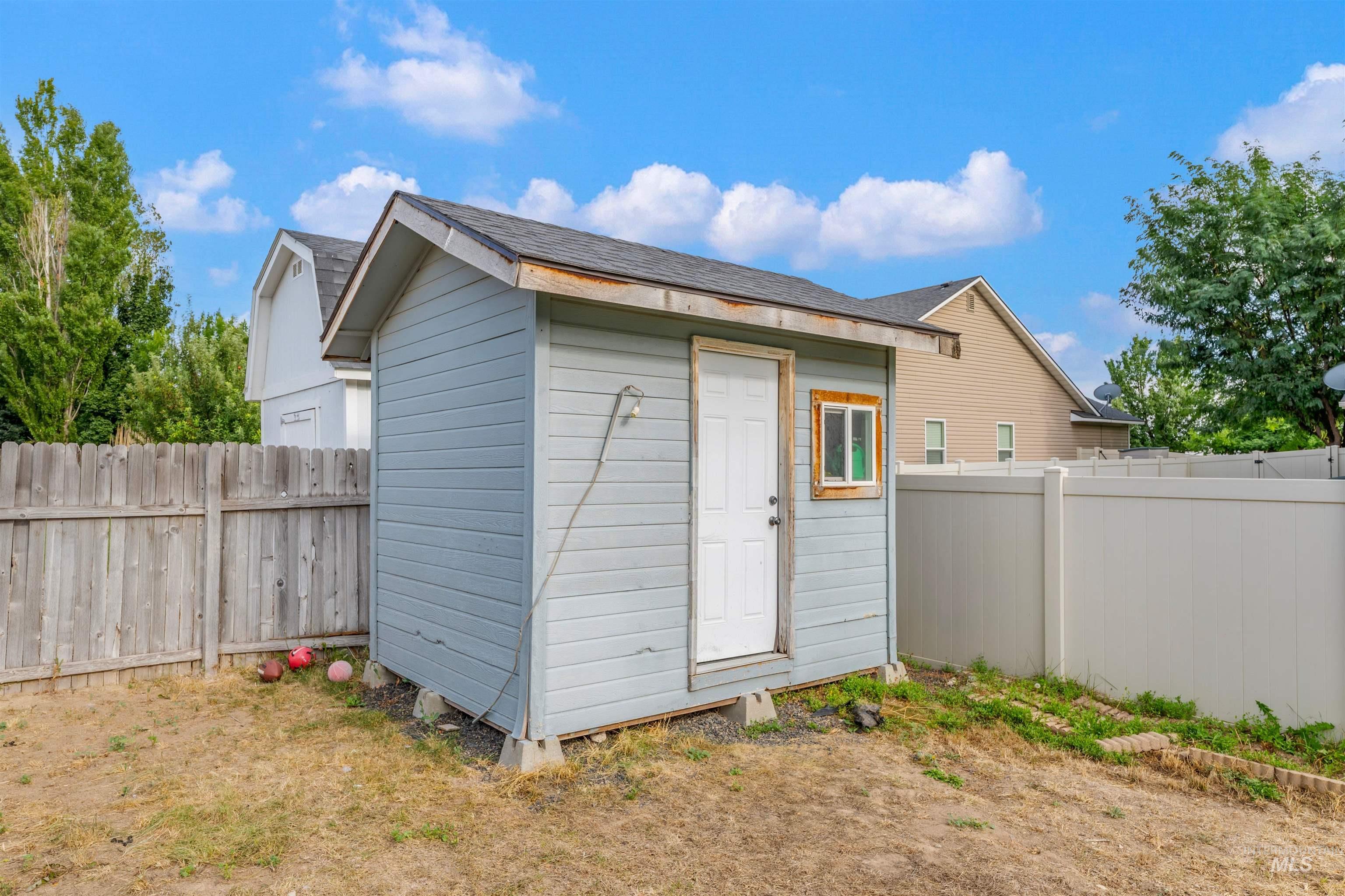 305 W Quaking Aspen Ln., Kuna, Idaho 83634, 3 Bedrooms, 2 Bathrooms, Residential For Sale, Price $399,500,MLS 98998029